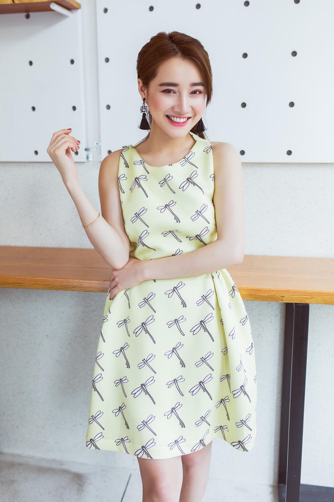 Chiếc đầm vàng dịu ngọt với hoạ tiết chuồn chuồn mềm mại tôn vinh lợi thế làn da trắng ngần không tì vết của Nhã Phương.