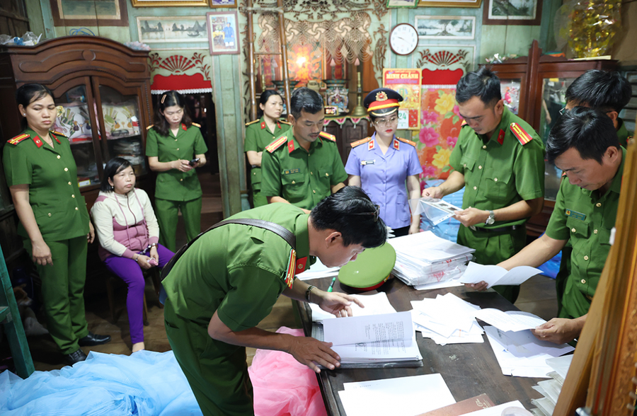Thi hành Lệnh khám xét nơi ở của bị can Nguyễn Thị Cẩm Chi