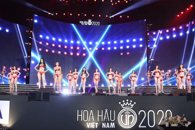 Thí sinh trình diễn bikini tại đêm chung kết Hoa hậu Việt Nam 2020