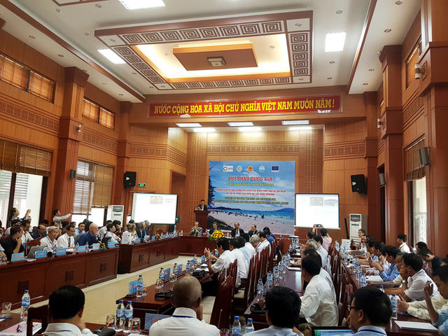 Rất nhiều chuyên gia trong và ngoài nước bàn giải pháp để cứu biển Cửa Đại ngày 25/5 tại Hội An.