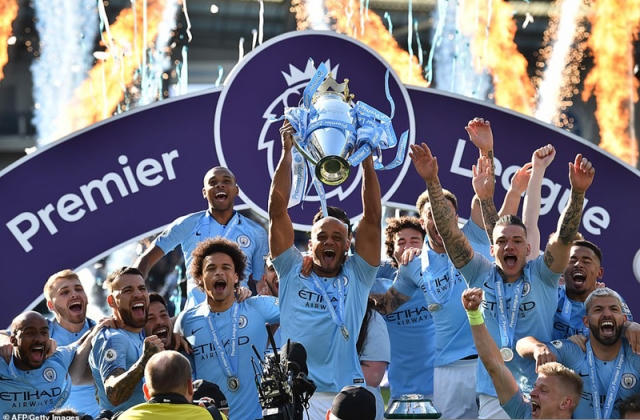 Dàn sao Man City vui mừng, chụp ảnh “tự sướng” bên cúp Ngoại hạng Anh