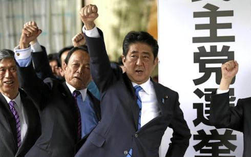 Đảng Liên minh cầm quyền của Thủ tướng Shinzo Abe đã giành chiến thắng áp đảo trong cuộc bầu cử Hạ viện Nhật Bản. Ảnh: Reuters