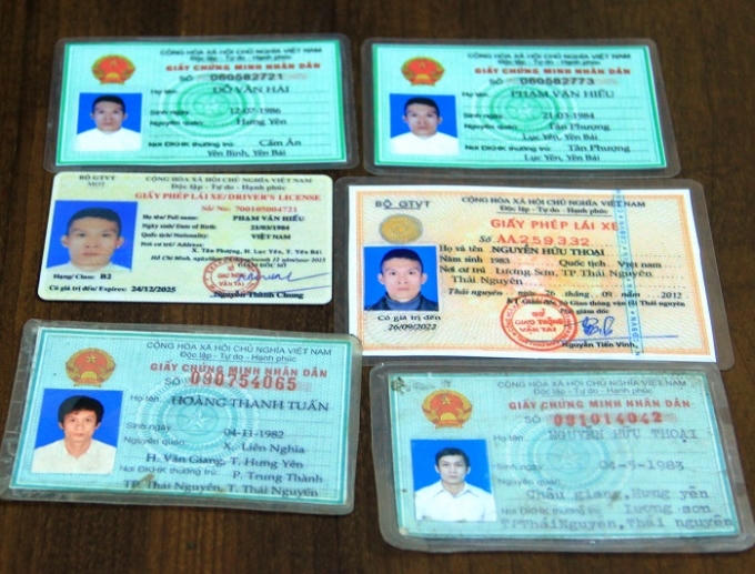 Các giấy tờ giả mà Tuấn mà để phòng thân.