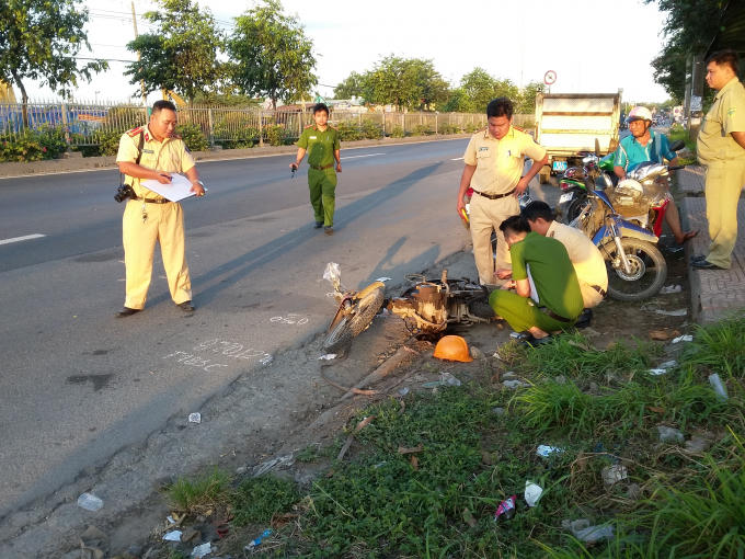 Cơ quan c&ocirc;ng an kh&aacute;m nghiệm hiện trường.