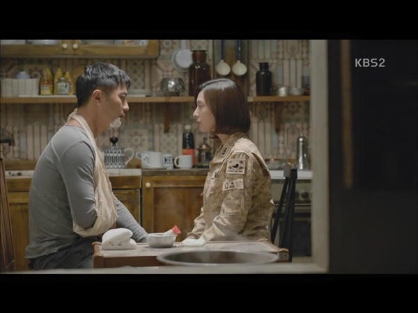 Hậu duệ mặt trời tập 16: Song Hye Kyo nổi máu ghen hoạn thư khi nhìn bạn trai