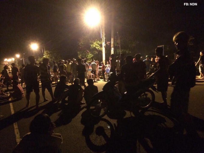 Nhiều người tập trung theo dõi vụ việc. ảnh:Người Đồng Nai