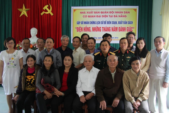 Các nhân chứng lịch sử Điện Hồng trong 2 cuộc kháng chiến trường kỳ của dân tộc cùng chụp hình lưu niệm tại buổi gặp gỡ. Ảnh: Cao Long.