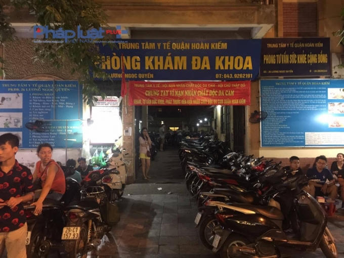 Trung tâm y tế quận Hoàn Kiếm tuy có giấy phép trông giữ xe nhưng cũng thu tới 10.000 đồng/xe.