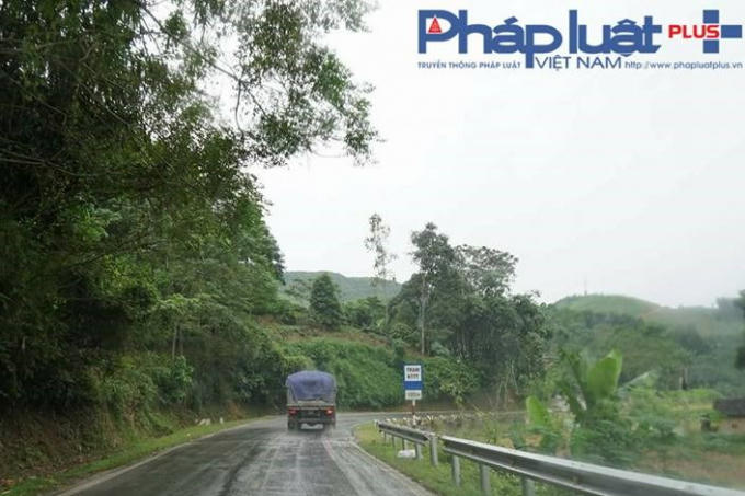 Xe quá tải không hề giảm tốc độ khi gặp biển báo có trạm cân phía trước (Ảnh: Tiến Vũ)