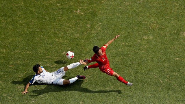 Tình huống cầu thủ Honduras chơi thô bạo với Trần Thành.