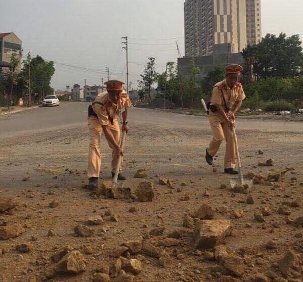 Chiến sĩ cảnh sát giao thông đội 11 tham gia làm sạch đường.