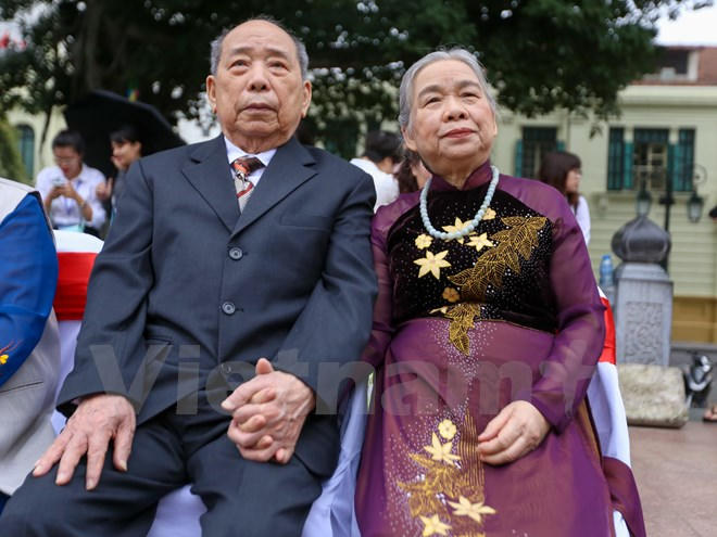 Bà Ngô Thị Lan và ông Hoàng Văn Mẫn chia sẻ: 'Trước đây kháng chiến ở rừng núi không có điều kiện làm đám cưới nhưng giờ đây được tổ chức như vậy chúng tôi rất vui mừng và hạnh phúc'. (Ảnh: Minh Sơn/Vietnam+)