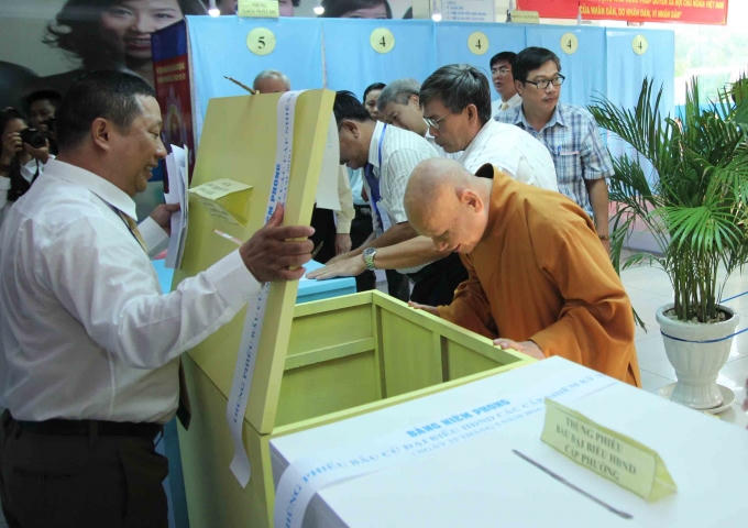 Kiểm tra hòm phiếu trước lúc bỏ phiếu