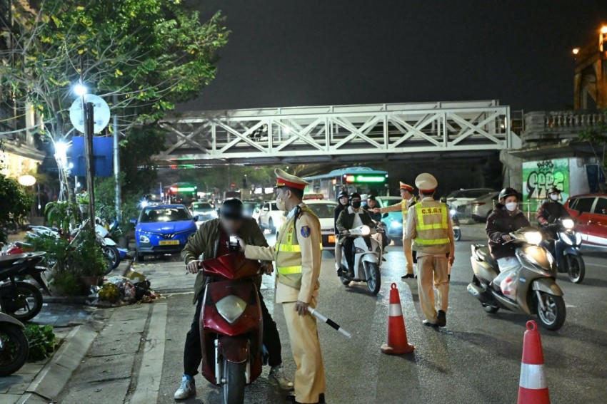 CSGT Hà Nội tăng cường kiểm soát nồng độ cồn trên các tuyến giao thông.