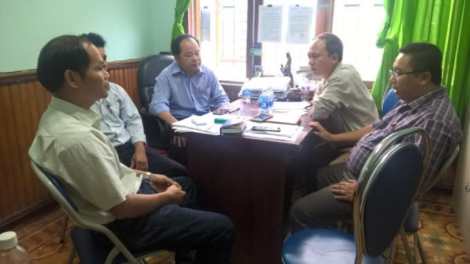 ông Lê Minh Túc - Giám đốc chi nhánh Văn phòng cấp đăng ký đất đai chi nhánh Krông Năng (ngỗi giữa) cùng cán bộ phòng đang làm việc với PV