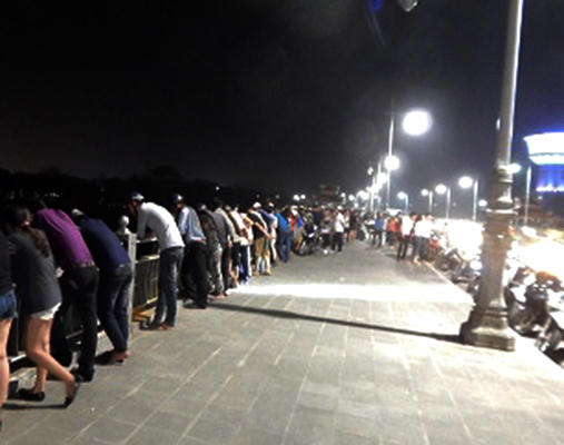 Nhiều người dân hiếu kì tập trung trên cầu để xem diễn biến vụ việc.