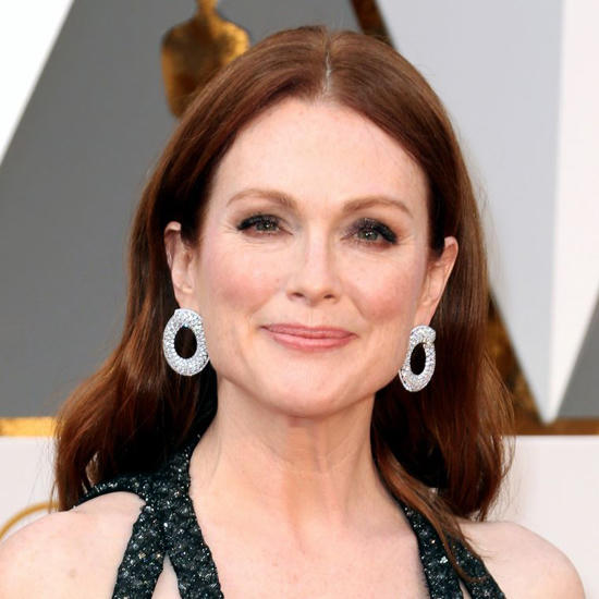 JULIANNE MOORE - TRANG SỨC CHOPARD   Julianne Moore càng ngày càng thể hiện vẻ đẹp mặn mà quyến rũ của mình với trang sức Chopard kết hợp với chiếc đầm đen cao cấp của Chanel (Chanel Haute Couture). Chopard cũng là thương hiệu trang sức mà cô thường xuyên sử dụng.