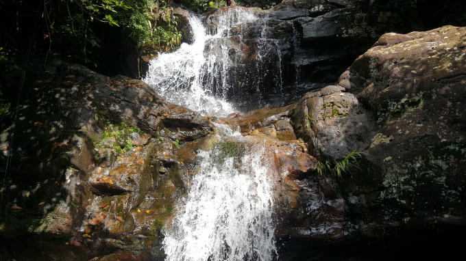 Từ Thị trấn Đông triều, để tới được dòng thác Mơ, ta sẽ phải di chuyển khoảng 9km với khoảng 5km đường mòn trong rừng.