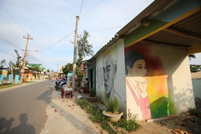 Từ khi làng bích họa Tam Thanh xuất hiện, vùng quê biển trở nên nổi tiếng trong mắt du khách gần xa.