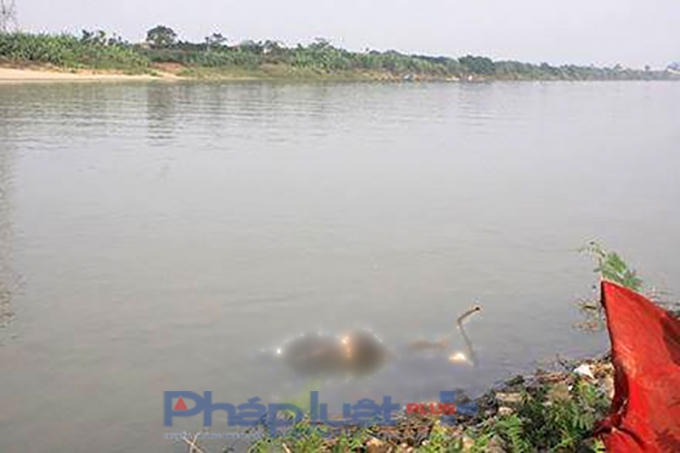 Thi thể không đầu lập lờ trên sông Đào. (Ảnh nhân chứng cung cấp)