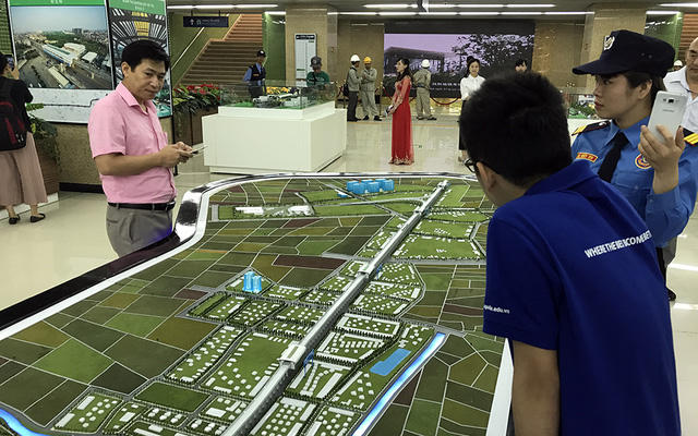 Người dân xem vào xem toàn tuyến đường sắt trên cao Cát Linh - Hà Đông.