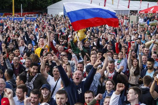 Đông đảo cổ động viên của đội chủ nhà đến cỗ vũ của tuyển Nga. Sân Luzhniki có sức chứa lên tới 80 nghìn chỗ ngồi, nhưng đã không còn một chỗ trống
