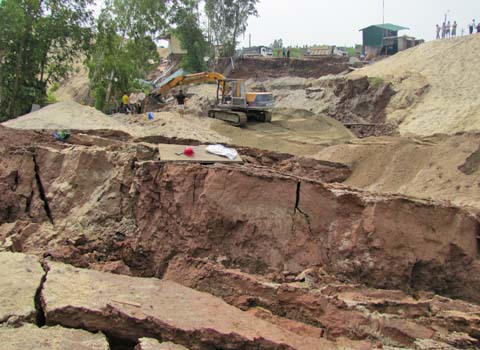 Sự cố sạt lở đê nghiêm trọng tại thị xã Sơn Tây sáng ngày 18/10/2010 đã khiến kè Hồng Hậu sập xuống, nhấn chìm 3 băng chuyền cát, 2 máy xúc, 1 ngôi nhà cấp 4 cùng một số vật dụng; làm hư hại 2 ngôi nhà khác.