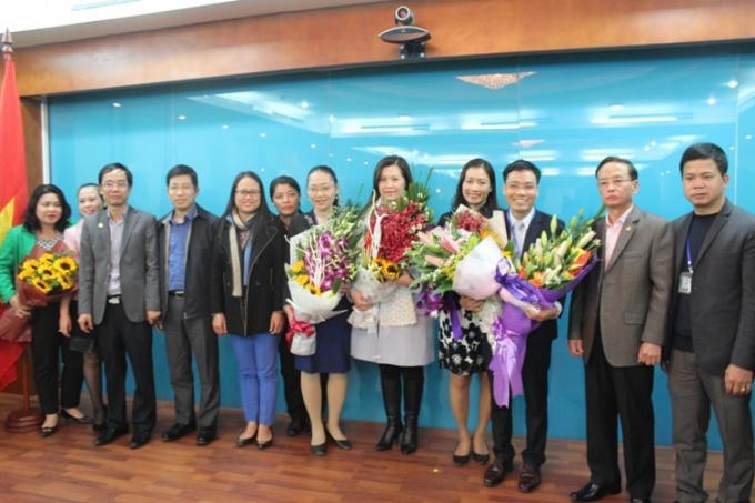 Lãnh đạo Cục Báo chí tặng hoa chúc mừng tân Cục phó Cục báo chí Đặng Khắc Lợi.