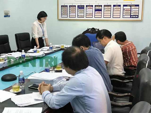 Bà Bùi Thu Hằng - Phó Giám đốc Sở Y tế tỉnh Hòa Bình (người đứng) khẳng định vụ việc là 1 thảm họa!
