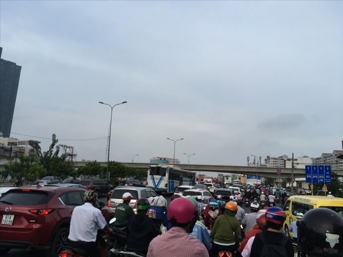Sập gi&agrave;n gi&aacute;o trước hầm Thủ Thi&ecirc;m, giao th&ocirc;ng &ugrave;n tắc cục bộ