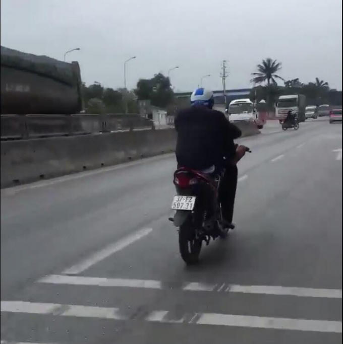 Hình ảnh này khiến nhiều người khi xem không khỏi bức xúc (ảnh cắt từ clip).