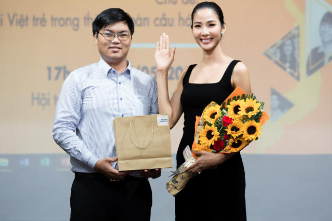 &Aacute; hậu Ho&agrave;ng Th&ugrave;y trở th&agrave;nh Speaker, truyền nhiệt huyết cho sinh vi&ecirc;n