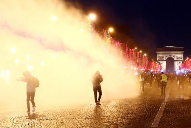Ngoài ra, những người “Áo vàng” cũng được nhìn thấy xuất hiện tại bảo tàng Louvre và nhà thờ Sacre-Coeur - những công trình biểu tượng của Pháp.