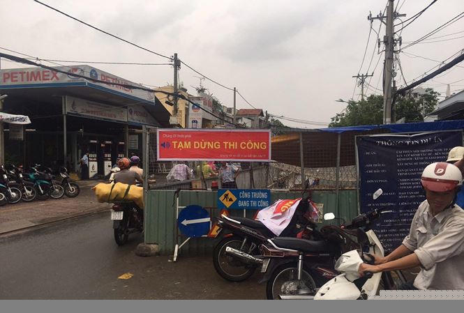Nhà thầu Dự án cải thiện môi trường nước lưu vực kênh Tàu Hủ - Bến Nghé – Kênh Đôi – Kênh Tẻ (giai đoạn 2) treo băng rôn “tạm dừng thi công”.