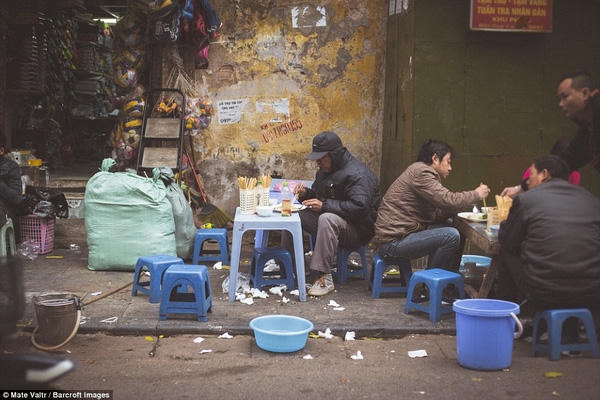 Hàng ăn vỉa hè ngày đông, nhất là hàng cháo hàng phở thì đông khách vô cùng.