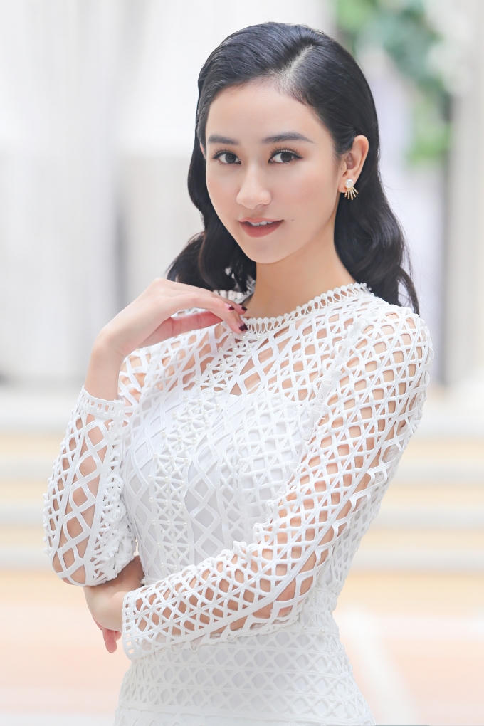 &ldquo;Chị em&rdquo; H&agrave; Thu - Nam Em diện v&aacute;y đối lập khoe nhan sắc y&ecirc;u kiều