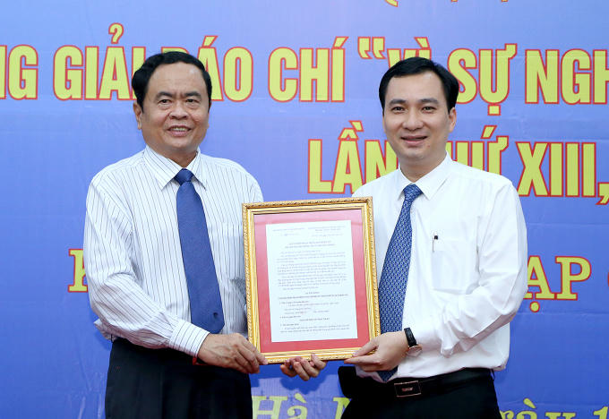 Phó Chủ tịch - Tổng Thư ký UBTƯ MTTQ Việt Nam Trần Thanh Mẫn trao Quyết định hoạt động Tạp chí điện tử Mặt trận cho Tổng Biên tập Vũ Văn Tiến.