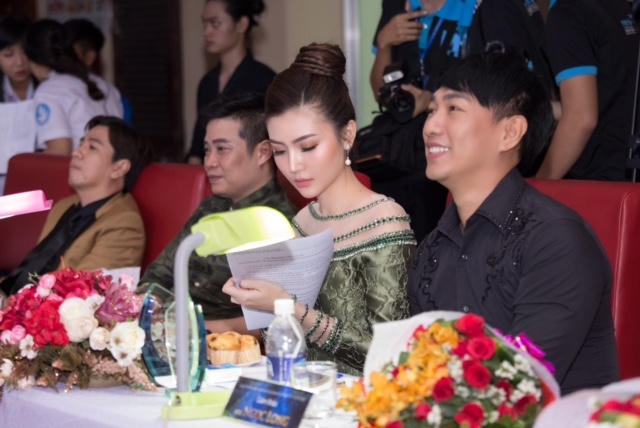 Hoa hậu Ngọc Duy&ecirc;n trao vương miện cho Hoa kh&ocirc;i Đại học Sư phạm Kỹ Thuật TP HCM