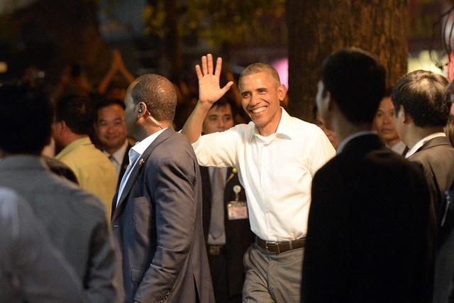 Ông Obama vẫy tay chào đón mọi người. (Ảnh: Dân trí)