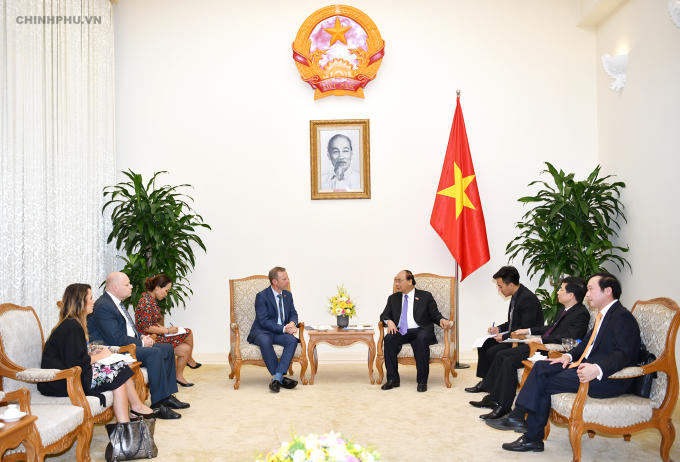 Thủ tướng Nguyễn Xuân Phúc bày tỏ mong muốn Đại sứ thúc đẩy, góp phần đưa quan hệ đối tác chiến lược Việt Nam-Anh lên tầm cao mới. Ảnh: VGP
