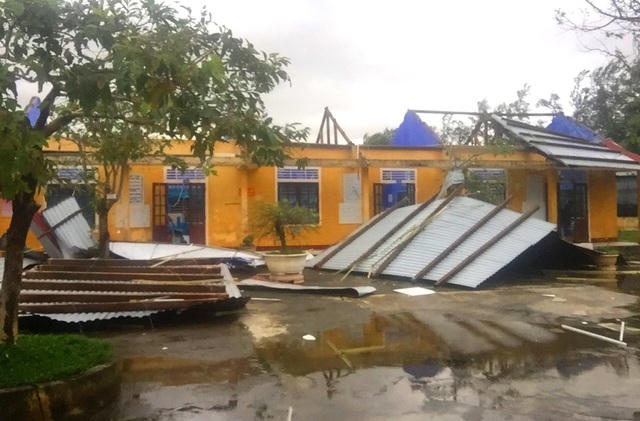 Trường tiểu học Phú Thuận (huyện Phú Vang) bị tốc mái hoàn toàn dãy nhà 4 phòng học. Ngoài ra, trường mầm non Phú Thuận cũng bị tốc mái với diện tích 70m2