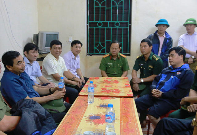 Lúc 11h45 ngày 11/10, ông Đinh Văn Điến - Chủ tịch UBND tỉnh Ninh Bình (hàng đầu bên trái) sau khi đi kiểm tra toàn tuyến đã tổ chức cuộc họp khẩn, nghe báo cáo, chỉ đạo để có quyết định trước khi xả lũ qua đập tràn cứu đê Hoàng Long. Tuy nhiên, đây là quyết định được cân nhắc, vì vùng xả lũ đang có hơn 20 vạn dân sinh sống thuộc 12 xã của 2 huyện Nho Quan và Gia Viễn.