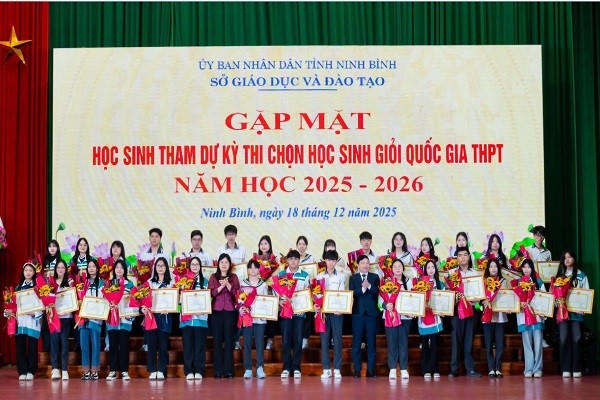 Bà Hà Lan Anh, Phó Chủ tịch UBND tỉnh Ninh Bình và ông Nguyễn Tiến Dũng, Giám đốc Sở Giáo dục và Đào tạo tỉnh, biểu dương, khen thưởng các em học sinh tham dự Kỳ thi chọn học sinh giỏi quốc gia THPT năm học 2025-2026.