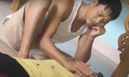 Ông Lê Văn Thịnh đang chữa bệnh cho người dân.