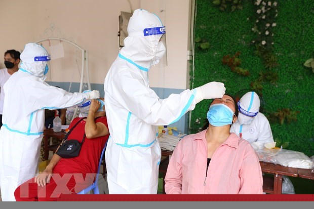 Nhân viên y tế lấy mẫu xét nghiệm cho người dân. (Ảnh: TTXVN/Vietnam+)