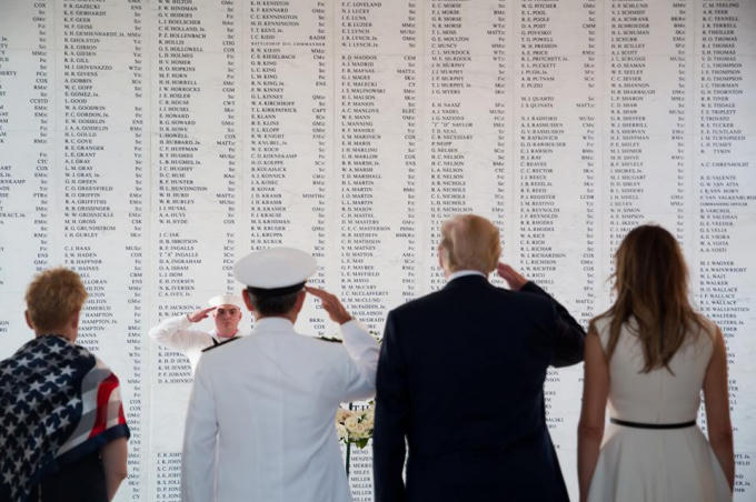 Vợ chồng Tổng thống Mỹ cũng tham quan đài tưởng niệm USS Arizona - nơi an nghỉ của hàng nghìn thủy thủ và lính thủy đánh bộ Mỹ bị giết trên chiến hạm USS Arizona vào ngày 7/12/1941.