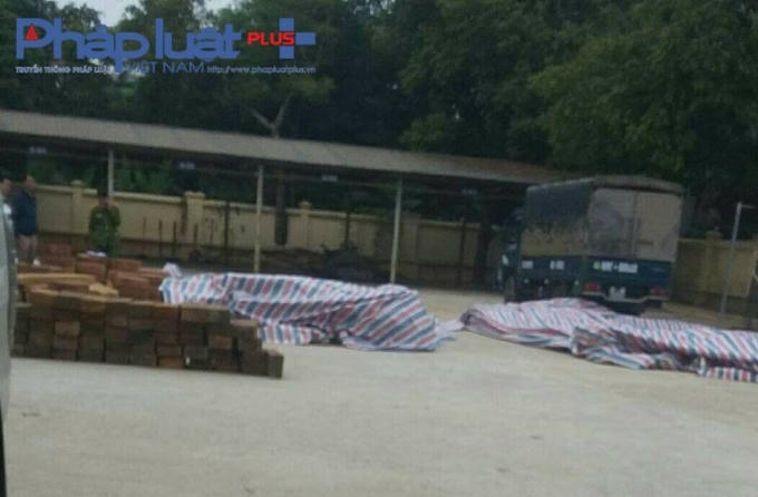 Tang vật gỗ nghiến và phương tiện tại sân trụ sở Công an TP Tuyên Quang. (Ảnh: Tiến Vũ).