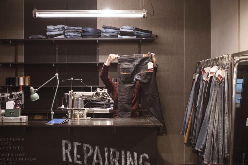 Thương hiệu Nudie Jeans có chính sách sửa quần cũ hỏng để khách hàng không cần mua mới.