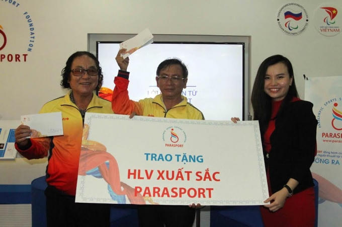 Đại diện nhà tài trợ Parasport trao tặng phần thưởng cho các HLV xuất sắc.