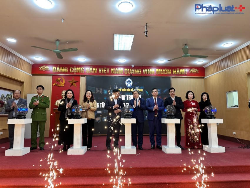 Các Đại biểu thực hiện nghi thức khai trương Trung tâm Điều hành thông minh (IOC).